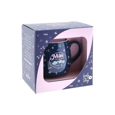 Caneca azul escura com texto e estrelas na embalagem azul e rosa