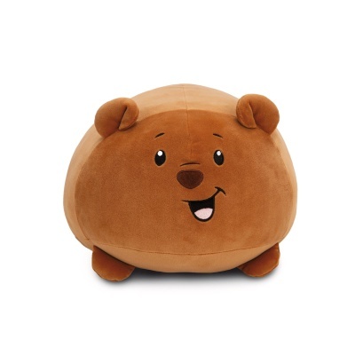 Pelúcia redonda de urso castanho com rosto expressivo e orelhas pequenas