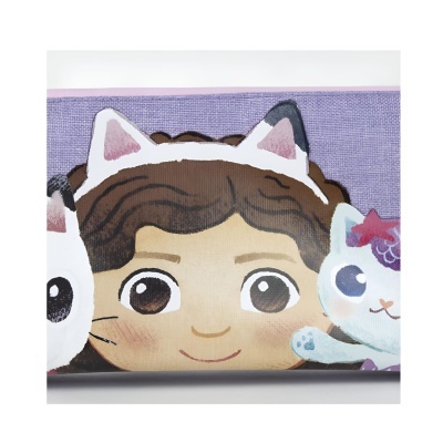 Desenho de criança com tiara de orelhas de gato e dois gatos ao lado