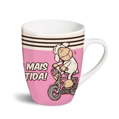 Caneca de cerâmica branca com fundo rosa e desenho de ovelha numa bicicleta e texto em português