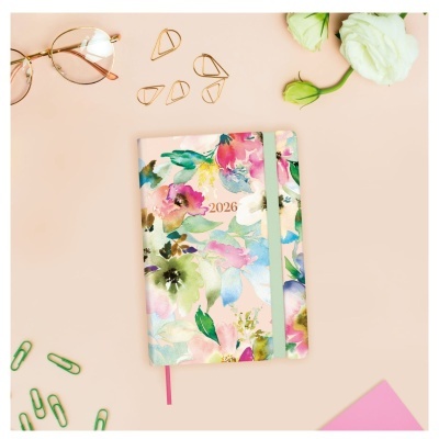 Agenda 2026 floral com acessórios em fundo bege