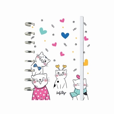 Caderno com capa branca ilustrada com gatos e corações coloridos.
