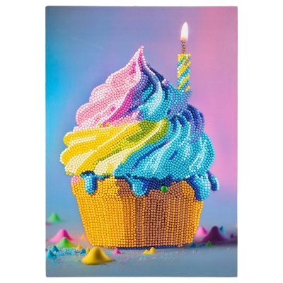 Cupcake decorado com pérolas coloridas e vela acesa