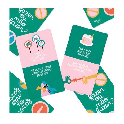 Cartas de jogo com perguntas em português e ilustrações coloridas sobre fundo verde e rosa.