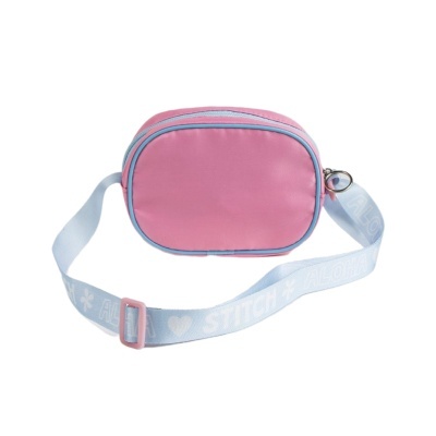 Bolsa de cintura rosa com alça azul clara e texto STITCH