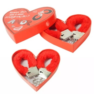 Algemas em caixa coração vermelho