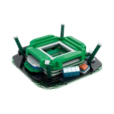 Modelo LEGO de estádio verde com detalhes brancos e base preta