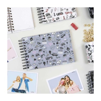 Caderno de capa dura azul claro com ilustrações e texto em preto e branco