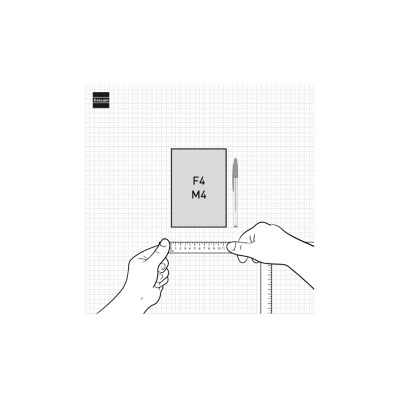 Caderno cinza F4 M4 sobre fundo quadriculado com caneta e mãos a medir com réguas.