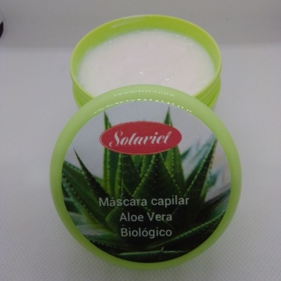 Pote verde de máscara capilar Aloe Vera Solariel aberto com creme branco visível