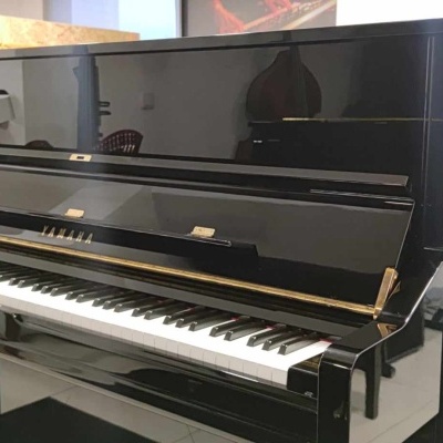 Piano Yamaha U1