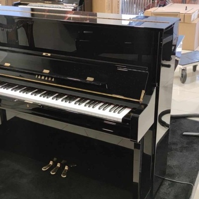 Piano Yamaha U1