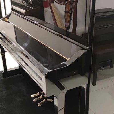Piano Yamaha U1