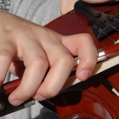 PINKY HOLD CYRUS (VIOLINO/VIOLA)