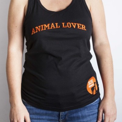 Regata preta com texto laranja 'ANIMAL LOVER' no peito e logo 'SOS Amora' na parte inferior direita.