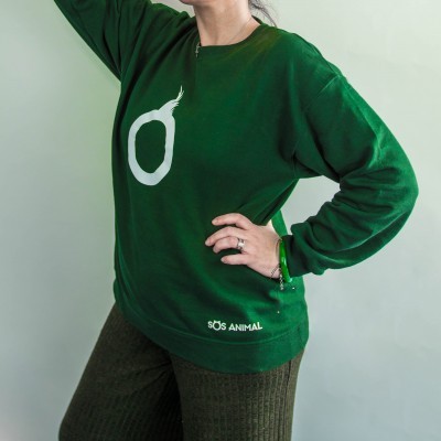 Camisola verde escura com padrão branco anel e texto SóS Animal na frente