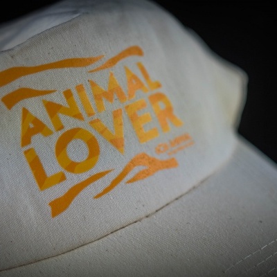 Boné branco com estampa amarela 'ANIMAL LOVER'