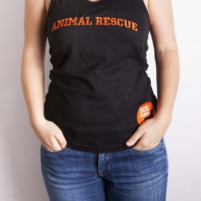 T-shirt preta com texto laranja e selo SOS Animais