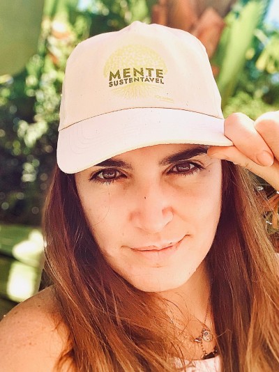 boné bege com texto MENTE SUSTENTÁVEL na frente usado por mulher