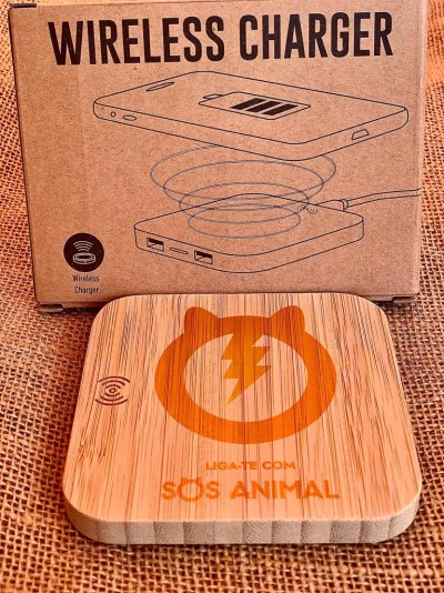 Carregador wireless de madeira com gravação e caixa de cartão com desenho do produto