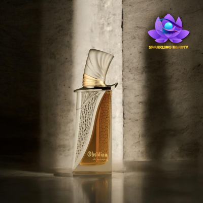 Frasco de perfume Obsidian com frasco texturizado e tampa metálica, em fundo rústico