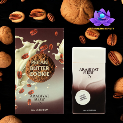 Embalagem e frasco de perfume Arabiyat Sugar Pecan Butter Cookie com nozes pecan e bolachas no fundo preto