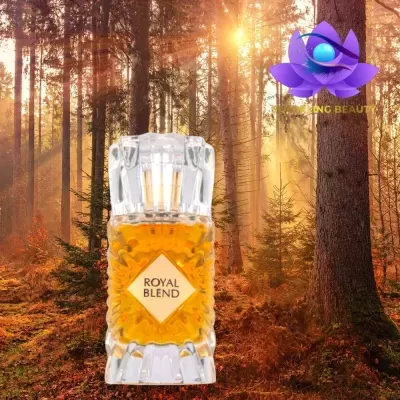 Frasco de perfume Royal Blend numa floresta ao pôr do sol com logótipo ONG BEAUTY