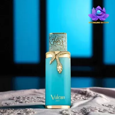 Frasco de perfume azul com tampa bege decorada e anel de cobra dourada