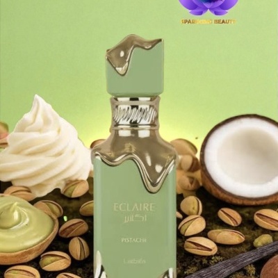 Frasco de perfume verde pistache com detalhes dourados e ingredientes naturais à volta