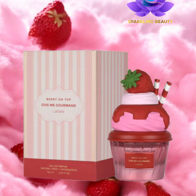 Frasco de perfume decorado com morango e caixa listrada rosa