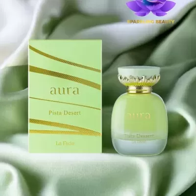 Frasco de perfume verde claro com embalagem na mesma cor e detalhes dourados