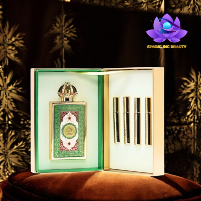 Conjunto de perfumes em caixa aberta com frasco principal verde e branco e frascos menores dourados