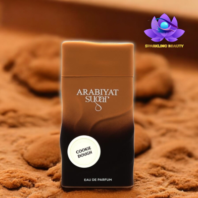 Frasco de perfume castanho e preto com rótulo branco sobre fundo castanho desfocado