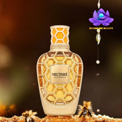 Frasco de perfume dourado com padrão de colmeia e líquido amarelo