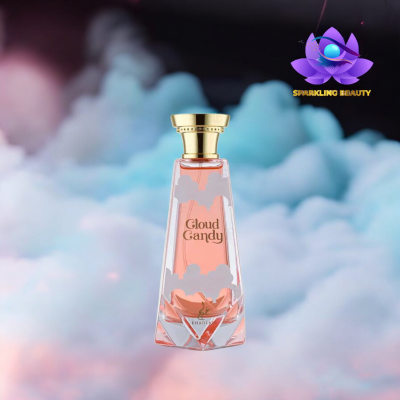 Frasco de perfume Cloud Candy com tampa dourada em fundo de nuvens coloridas
