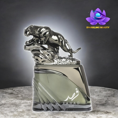 Frasco de perfume com tampa prateada em forma de pantera e líquido verde