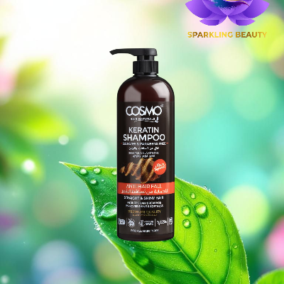 Frasco de shampoo COSMO Keratin com doseador sobre folha verde com gotas de água
