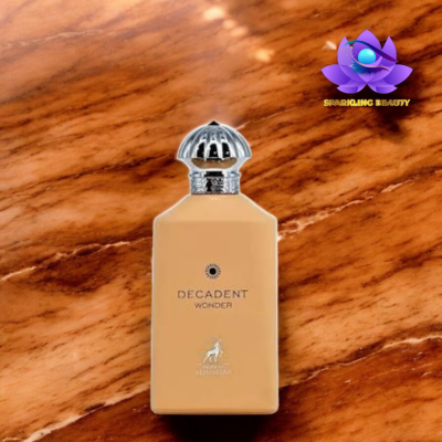 Frasco de perfume bege com tampa prateada em superfície de madeira clara