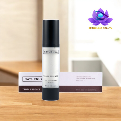 Frasco de creme Naturnua Trufa Essence com embalagem em fundo madeira