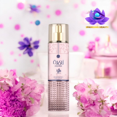 Frasco de body mist perfumado ZAHRA com tampa dourada e flores cor-de-rosa e roxas