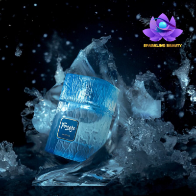 Frasco de perfume azul Freeze RIFFS em gelo com fundo negro e logotipo Sparkling Beauty