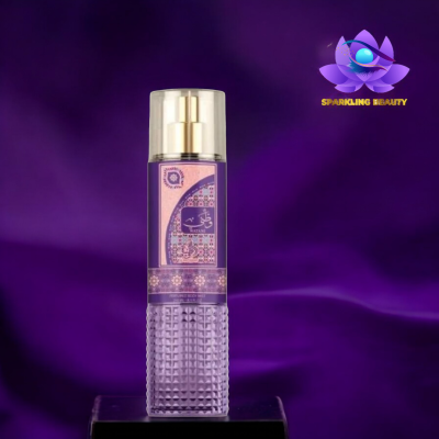 Frasco lilás texturizado de spray corporal com tampa transparente, padrão floral na etiqueta, fundo roxo com logo Sparkling Beauty