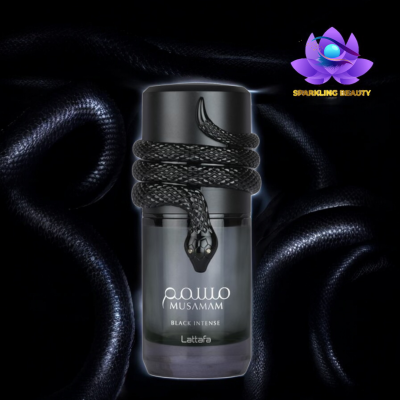 Frasco de perfume preto Musamam Black Intense com decoração de cobra e fundo escuro com padrão de pele de cobra