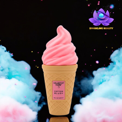 Frasco de perfume formato cone de gelado com textura de waffle e tampa rosa, rótulo cor-de-rosa com texto, sobre fundo negro com nuvens coloridas.