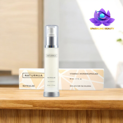 Frasco de creme NATURNUA NUTRIALOE com embalagem em caixa branca numa superfície de madeira