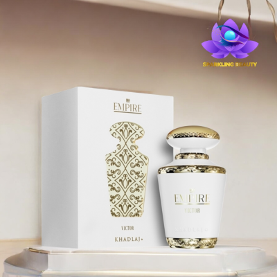 Frasco de perfume branco e dourado com embalagem branca e detalhes dourados