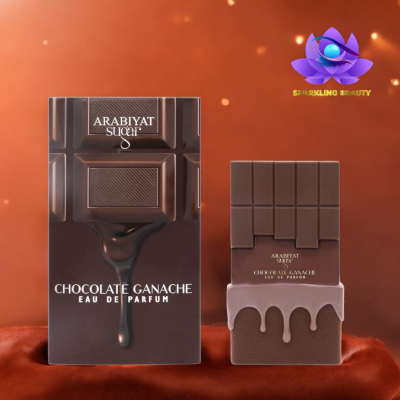 Frasco de perfume em forma de barra de chocolate castanha ao lado da embalagem com texto ARABIYAT SUQAR CHOCOLATE GANACHE EAU DE PARFUM sobre fundo alaranjado.