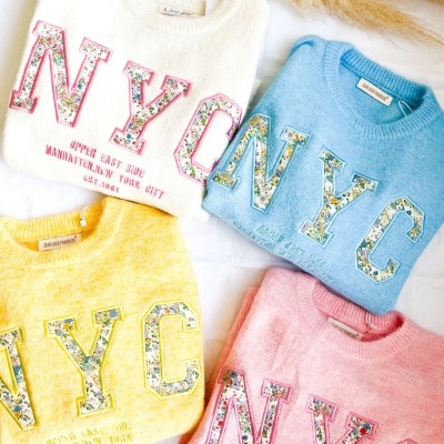 Quatro sweatshirts macias com letras NYC florais e texto de cidade