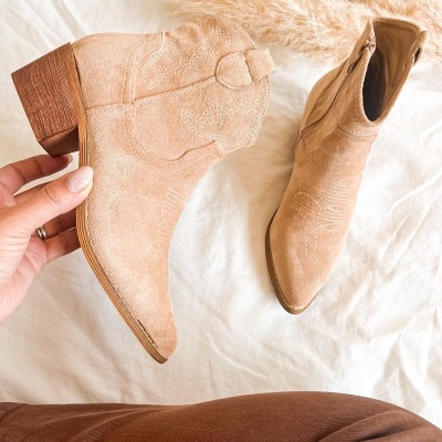 Botas femininas bege em camurça com salto de madeira e bordados