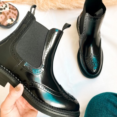 Botas Chelsea pretas brilhantes com detalhes perfurados e elástico lateral